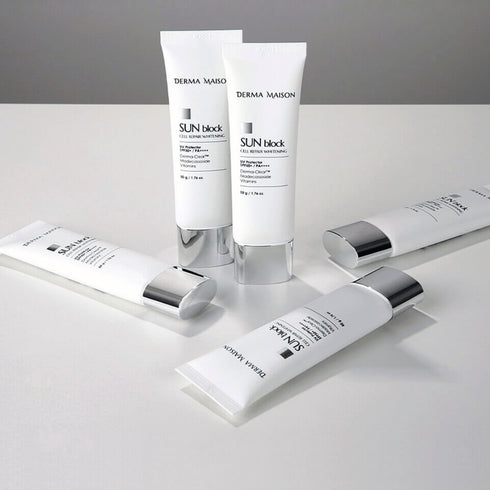 Protejați-vă pielea cu crema SUN block Cell Repair Whitening Cream de la DERMA MAISON, care oferă protecție cu spectru larg SPF50+ PA++++. Această formulă avansată nu numai că protejează împotriva razelor UV dăunătoare, dar promovează, de asemenea, repararea celulelor și albirea pielii. Infuzată cu Dermo-Clear™, Madecassoside și vitamine, este completarea perfectă a regimului zilnic de îngrijire a pielii, oferind un finisaj ușor, non-gras pentru toate tipurile de piele
